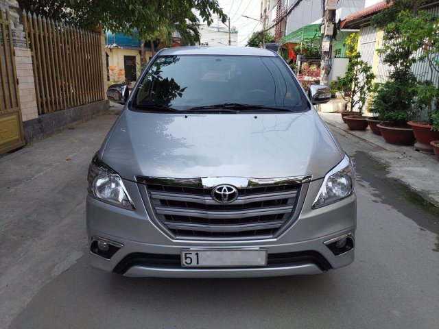 Gia đình bán Toyota Innova năm 2014, màu bạc số sàn0