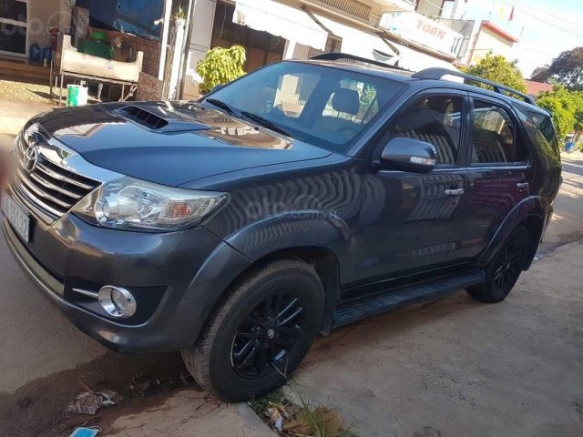 Cần bán Toyota Fortuner đời 2015, màu xám còn mới0