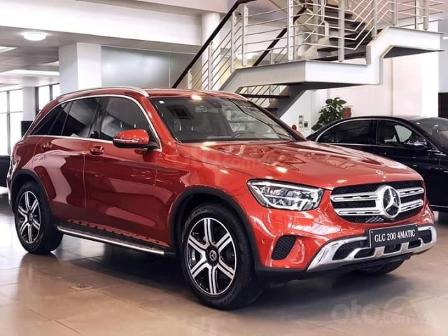 Cần bán xe Mercedes GLC 200 4Matic đời 2020, màu đỏ, giao xe nhanh