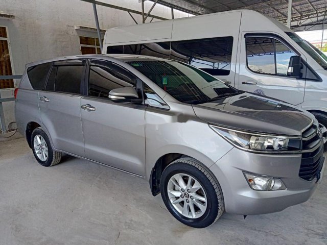 Cần bán xe Toyota Innova đời 2017, màu bạc xe gia đình, 620tr