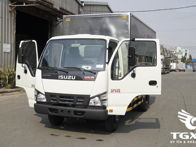 Xe tải Isuzu QKR270 thùng kín tải 2T90