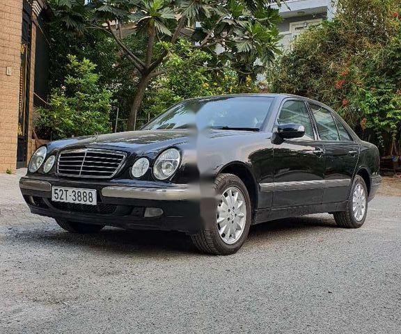 Cần bán lại xe Mercedes E240 năm 2001, màu đen còn mới0