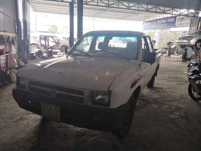 Cần bán gấp Toyota Hilux đời 1995, màu trắng, nhập khẩu nguyên chiếc, giá 35tr