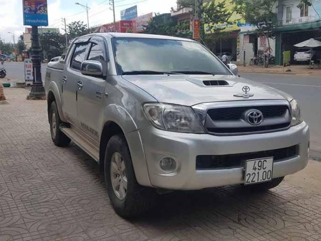 Cần bán gấp Toyota Hilux 3.0 2010, màu bạc còn mới 