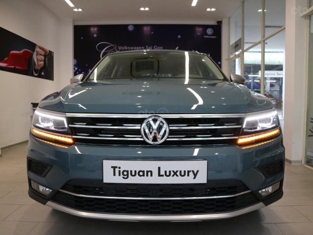 Xe SUV nhập khẩu 7 chỗ dành cho gia đình - VW Tiguan Luxury, màu xanh độc lạ - xe nhập - giảm 120tr