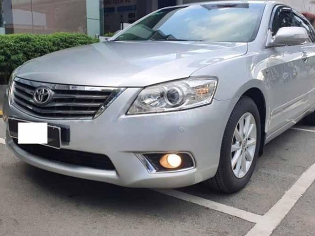 Cần bán gấp Toyota Camry đời 2010, màu bạc