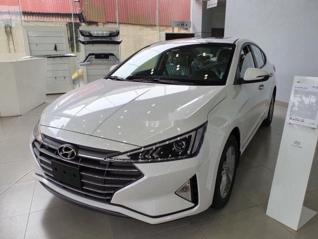 Cần bán Hyundai Elantra đời 2020, màu trắng0