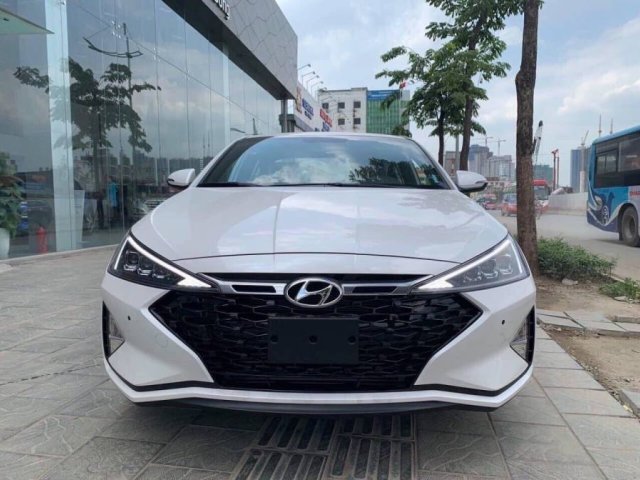 Bán Hyundai Elantra AT đời 2020, màu trắng, giá tốt