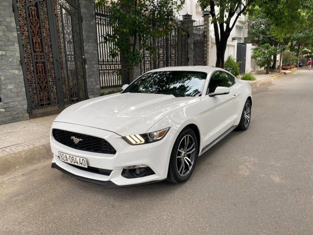 Cần bán lại xe Ford Mustang sản xuất 2014, màu trắng xe nhập giá chỉ 1 tỷ 750 triệu đồng