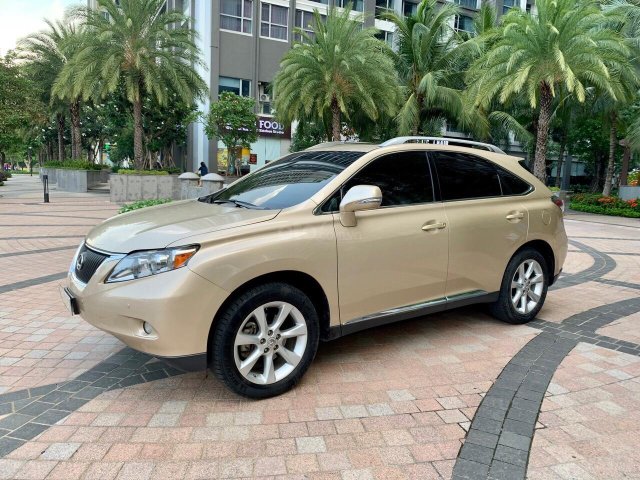 Gia đình cần bán nhanh xe sang giá hợp lý Lexus RX 350, mẫu 2010 màu vàng kem tại TP HCM