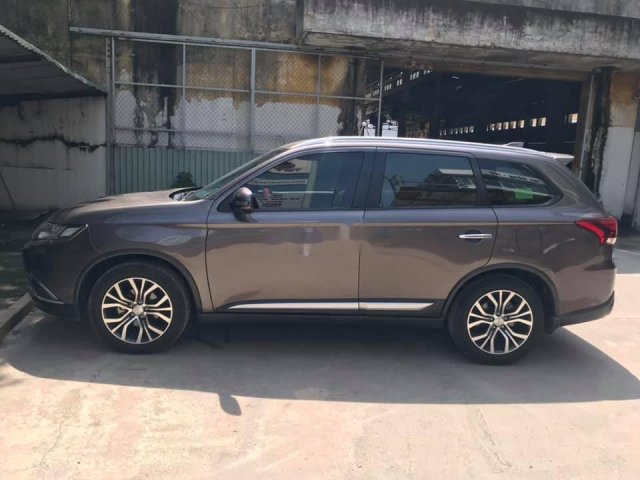 Cần bán xe Mitsubishi Outlander sản xuất năm 2017, màu xám  