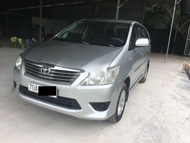 Cần bán lại xe Toyota Innova đời 2013, màu bạc 