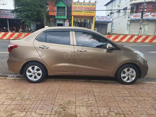 Cần bán lại xe Hyundai Grand i10 1.2 MT sản xuất năm 2017, màu ghi vàng0