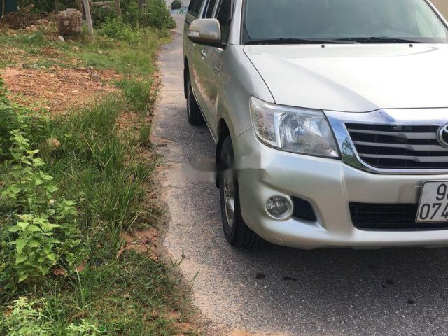 Xe Toyota Hilux sản xuất năm 2012, màu bạc, xe nhập còn mới