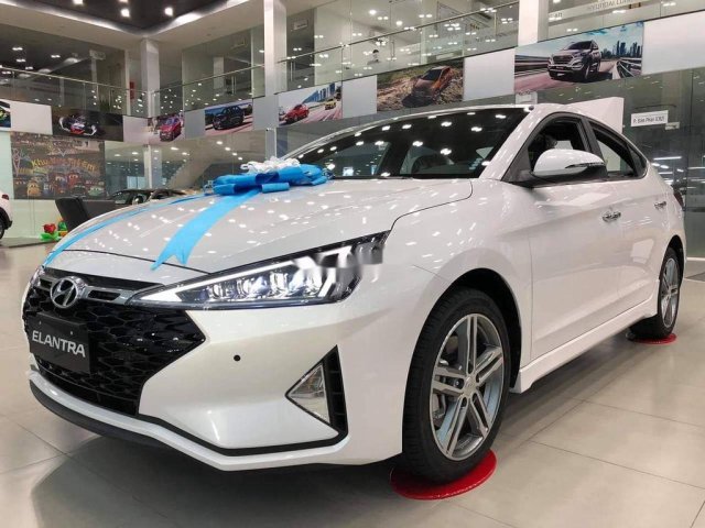 Cần bán xe Hyundai Elantra Sport năm sản xuất 2020, màu trắng, giá 756tr