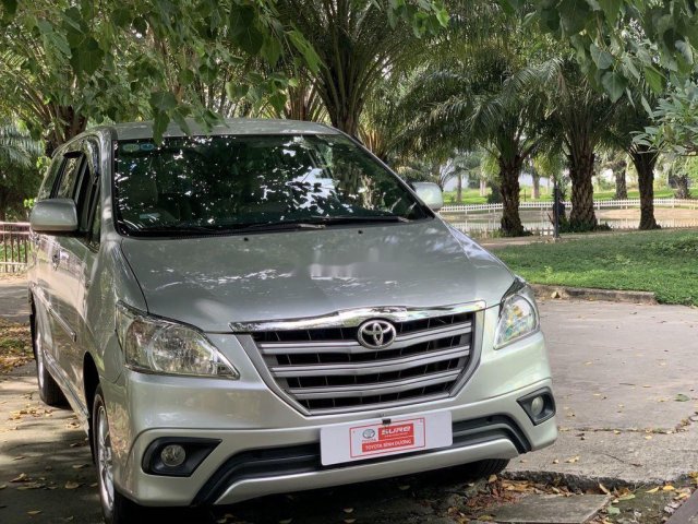 Bán ô tô Toyota Innova đời 2014, màu bạc xe gia đình