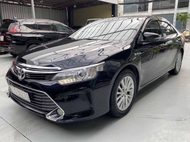 Cần bán xe Toyota Camry 2.0E năm 2016, màu đen còn mới