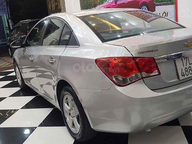 Bán Chevrolet Cruze MT 2010, màu bạc còn mới  