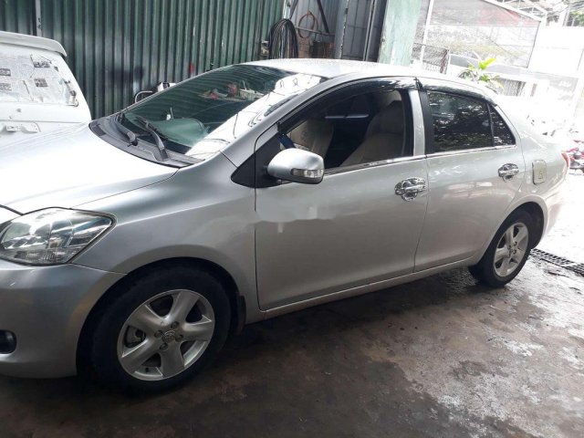 Cần bán gấp Toyota Vios đời 2010, màu bạc còn mới