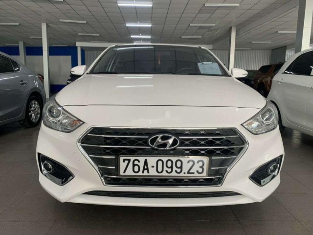 Cần bán gấp Hyundai Accent sản xuất 2019, màu trắng còn mới0
