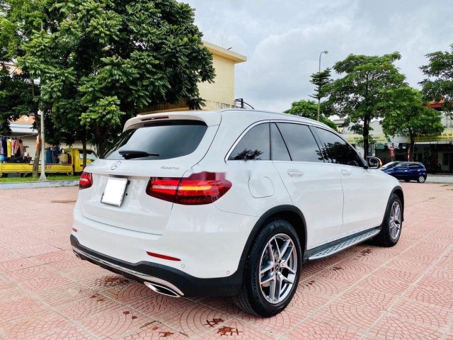 Xe Mercedes GLC300 đời 2019, màu trắng còn mới