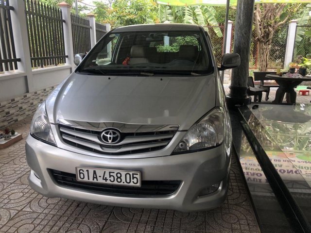 Cần bán gấp Toyota Innova năm 2010, màu bạc xe gia đình 0