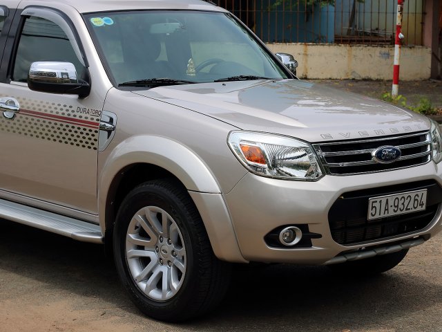 Cần bán Ford Everest năm 2014, màu bạc còn mới, giá tốt