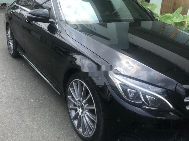 Bán Mercedes C300 năm 2018, màu đen, nhập khẩu còn mới