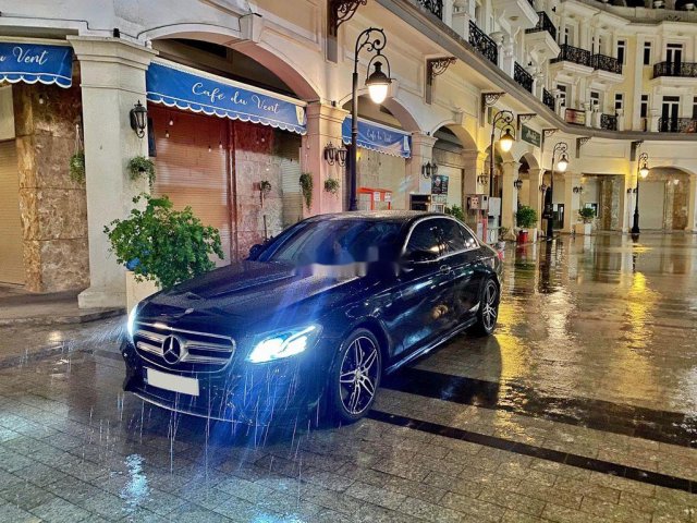 Bán gấp chiếc xe Mercedes E300 AMG đời 2018, màu đen