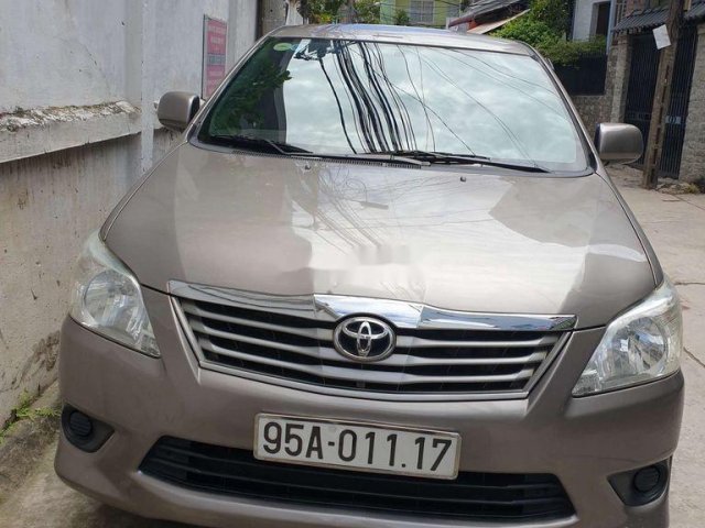 Cần bán gấp Toyota Innova sản xuất 2013, màu xám xe gia đình0