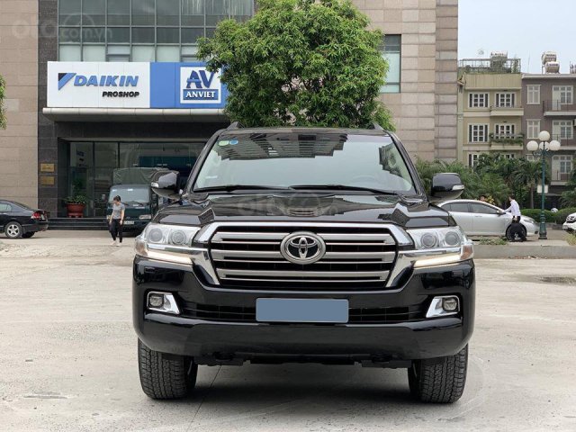 Xe chính chủ bán Toyota Land Cruiser VX động cơ V8 dung tích 4.6L màu đen, nội thất kem, xe sản xuất 2016, tên tư nhân