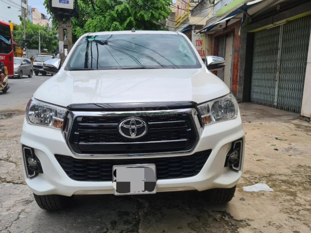 Bán xe Toyota Hilux 2019, màu trắng ít sử dụng, giá chỉ 630 triệu đồng