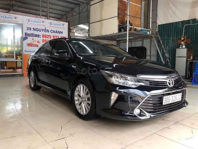 Bán Toyota Camry sản xuất 2017, màu đen còn mới, 810tr0