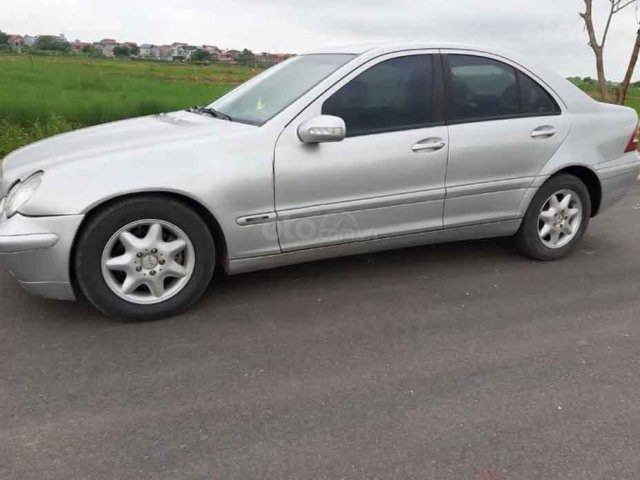 Cần bán gấp Mercedes C180 sản xuất 2003, màu bạc số tự động0