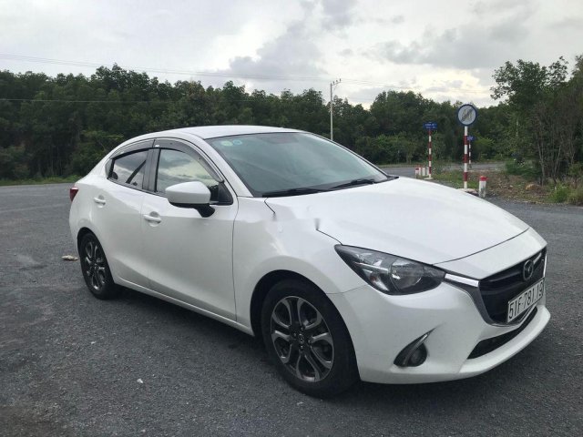 Cần bán gấp Mazda 2 đời 2016, màu trắng còn mới0