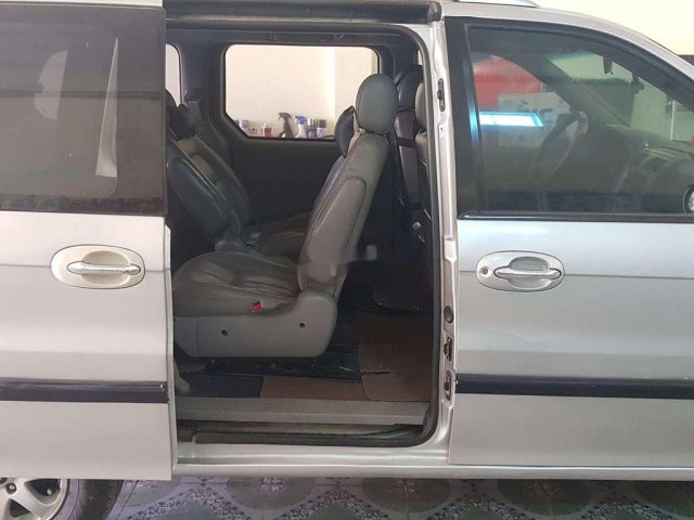 Cần bán xe Kia Carnival đời 2006, màu bạc còn mới giá cạnh tranh0