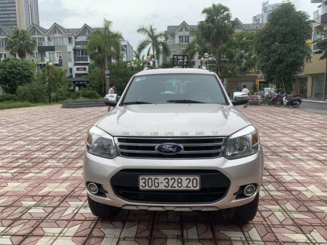 Cần bán lại xe Ford Everest đời 2014, màu bạc còn mới0