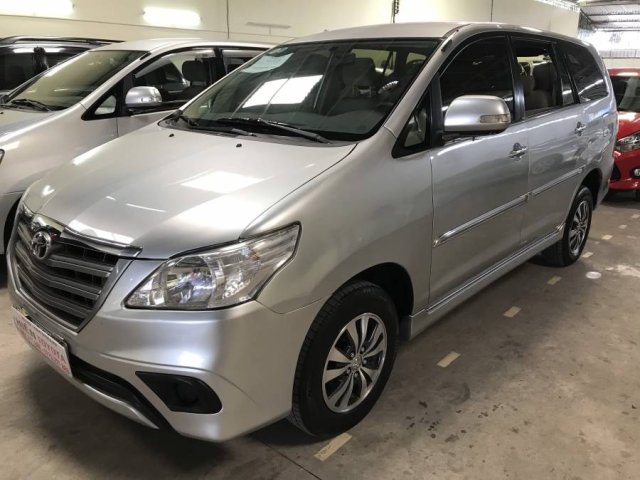 Cần bán Toyota Innova 2.0E MT sản xuất năm 2015, màu bạc, giá thấp0