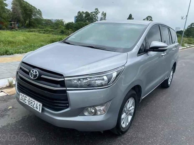 Cần bán gấp Toyota Innova năm 2017, màu bạc còn mới, 568tr