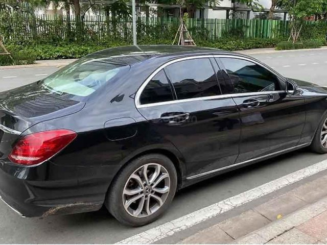 Bán Mercedes sản xuất 2018, màu đen còn mới