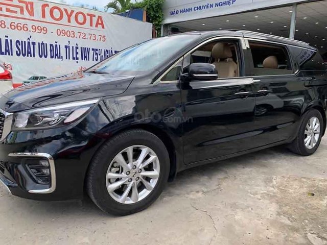 Bán xe Kia Sedona sản xuất 2019, màu đen còn mới0