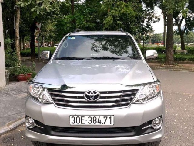 Cần bán gấp Toyota Fortuner 2.7V sản xuất năm 2016, màu bạc xe gia đình, 800tr0