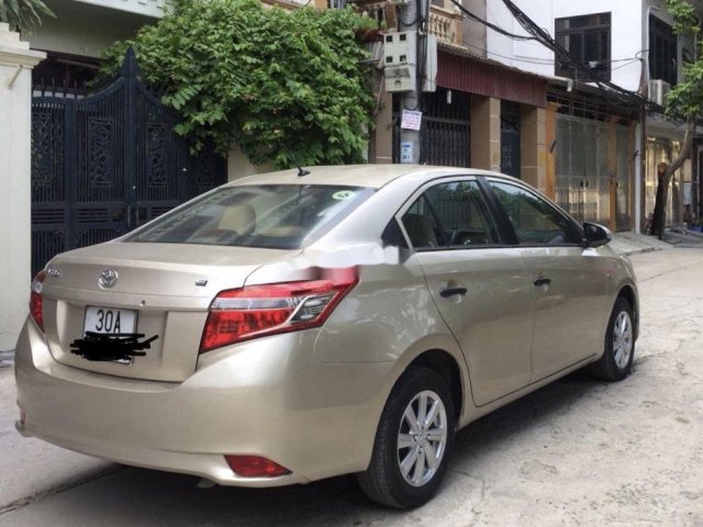 Cần bán lại xe Toyota Vios sản xuất năm 2015, màu vàng cát còn mới