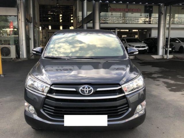 Cần bán Toyota Innova 2.0EMT năm sản xuất 2017, màu xám số sàn