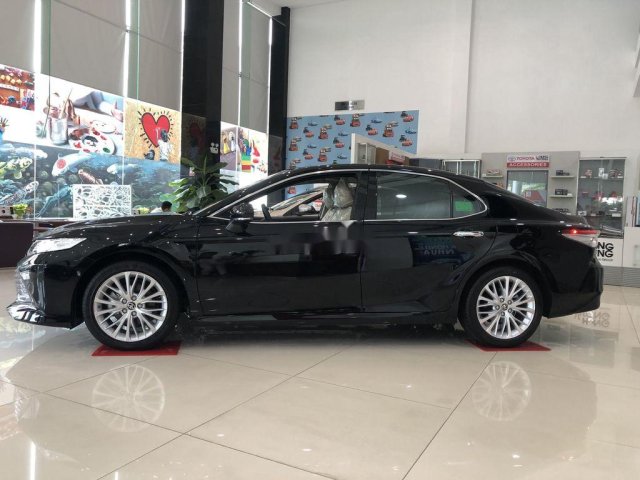 Toyota Hùng Vương cần bán xe Toyota Camry 2.5Q năm 2020, màu đen, xe nhập0