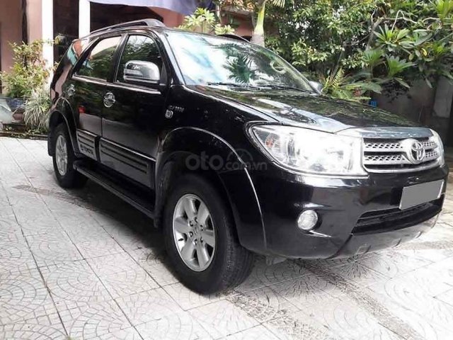 Cần bán Toyota Fortuner sản xuất 2010, màu đen còn mới