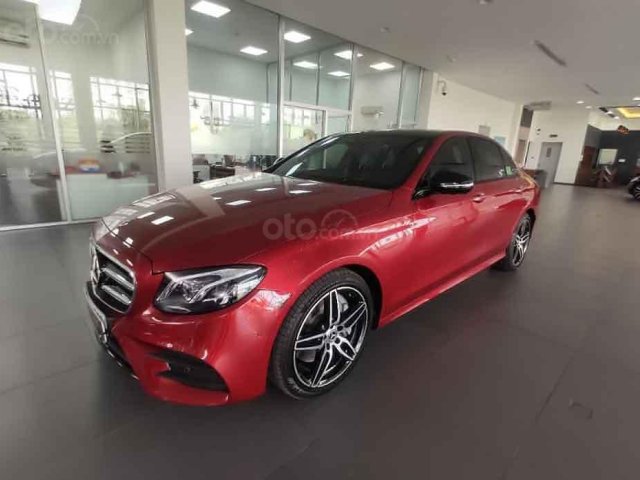 Bán ô tô Mercedes E300 năm 2019, màu đỏ