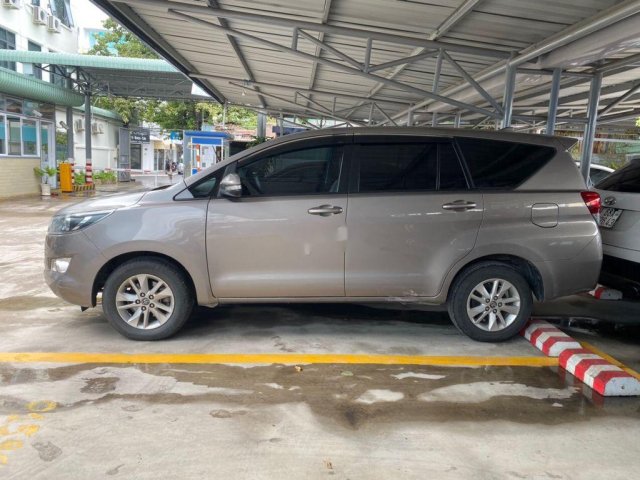 Cần bán gấp Toyota Innova đời 2018, màu bạc còn mới 