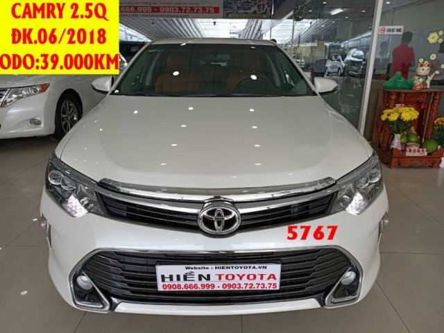 Cần bán xe Toyota Camry 2.5Q đời 2018, màu trắng, xe cũ như mới0