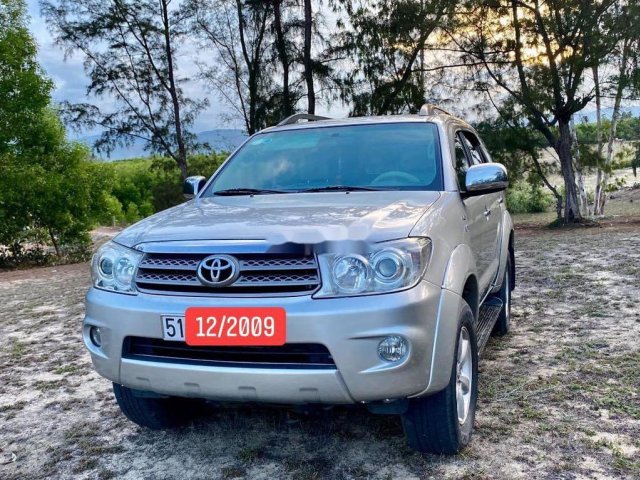 Bán Toyota Fortuner đời 2009, màu bạc còn mới  0